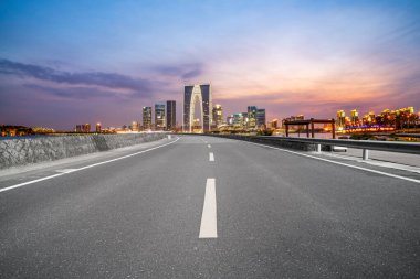 Yol Zemini ve Kentsel Skyline Mimarisi