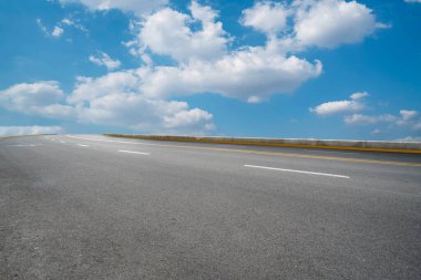 Yol Zemini ve Gökyüzü Sahası