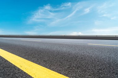 Sky Highway Asfalt Yolu ve güzel gökyüzü günbatımı manzarası
