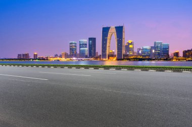 Hava yolu asfalt yolu ve modern kentsel ticaret binası