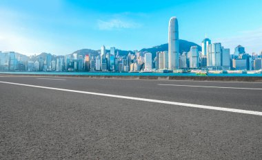 Hong Kon 'da modern şehir mimarisinin yol ve ufuk çizgisi