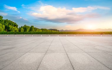 Boş Plaza Tuğlaları ve Güzel Doğal Manzara