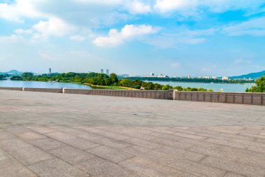 Güzel manzaralı ve gökyüzü bulutlu boş mermer zemin.