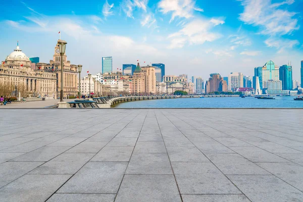 Blå Himmel Tomt Marmorgolv Och Silhuett Shanghai Urban Archi — Stockfoto