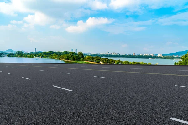 青い空の道路の表面と風景の下で — ストック写真