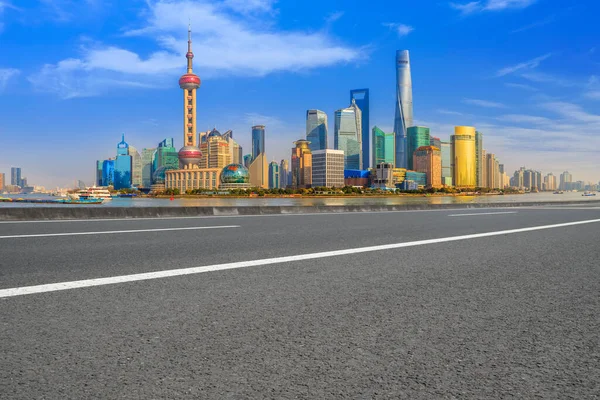 Route Asphaltée Vide Long Des Bâtiments Commerciaux Modernes Dans Chine — Photo