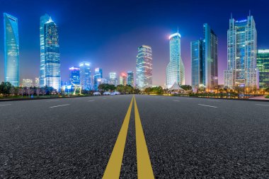 Çin 'deki modern ticari binalar boyunca boş asfalt yol 