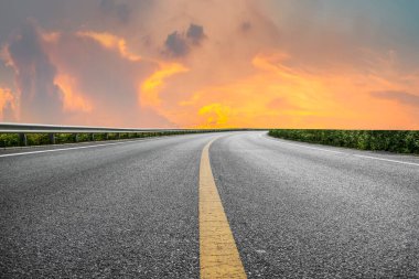Yol yüzeyi ve gökyüzü kara bulutu