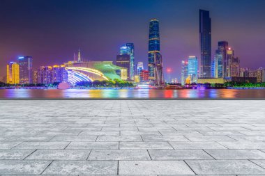 Boş kare döşemeleri olan kentsel gökdelenler