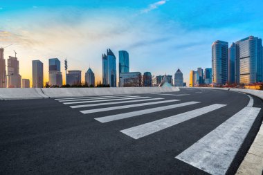 Qingdao 'daki Otoyol ve Çağdaş Şehir Mimarisinin Skyline' ı