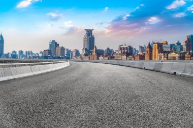 Şehir gökdelenleri ve yol sahası