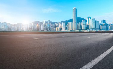 Hong Kon 'da modern şehir mimarisinin yol ve ufuk çizgisi