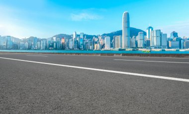 Hong Kon 'da modern şehir mimarisinin yol ve ufuk çizgisi