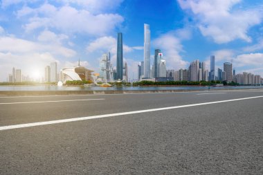 Yol kaldırımı ve Guangzhou şehir binaları ufuk çizgisi
