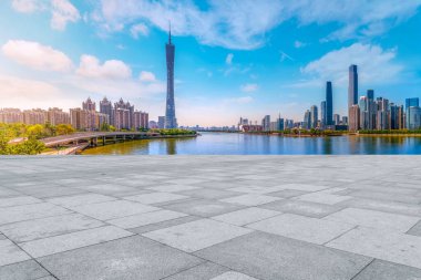 Boş mermer zemin ve Guangzhou şehir mimarisi.