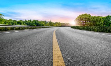 Yol yüzeyi ve gökyüzü kara bulutu