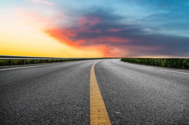 Sky Highway Asfalt Yolu ve güzel gökyüzü günbatımı manzarası