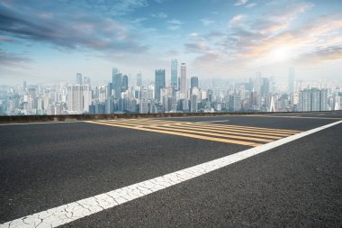 Yol kaldırımı ve Chongqing kentsel mimarisi ufuk çizgisi