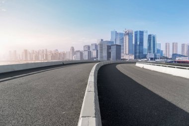 Chongqing kentinin yol yüzeyi ve ufuk çizgisi