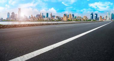 Çin 'deki modern ticari binalar boyunca boş asfalt yol. 