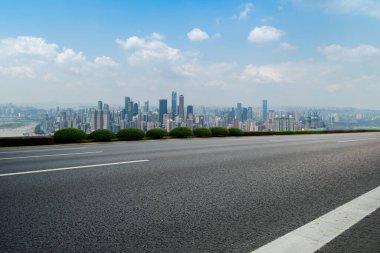 Yol kaldırımı ve Chongqing kentsel mimarisi ufuk çizgisi