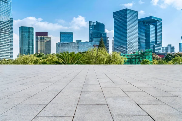 Baldosas Piso Cuadrado Vacío Horizonte Edificios Urbanos Modernos —  Fotos de Stock