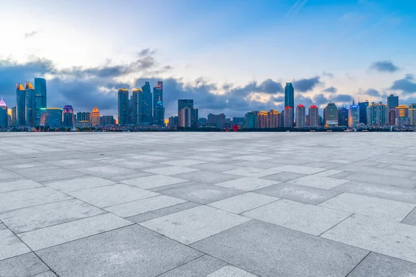 空の大理石の床と青島の都市の建物のスカイライン — ストック写真