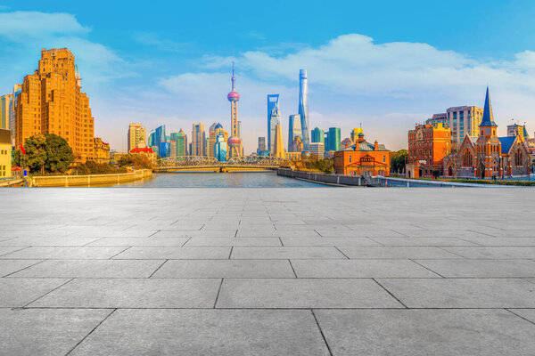 Голубое небо, пустой мраморный пол и горизонт шанхайских городских архи
