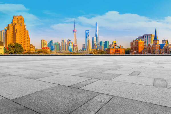 Голубое небо, пустой мраморный пол и горизонт шанхайских городских архи
