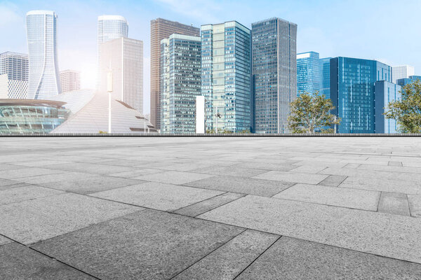 Асфальтовое покрытие и панорама города Ханчжоу
