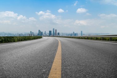 Yol kaldırımı ve Chongqing kentsel mimarisi ufuk çizgisi