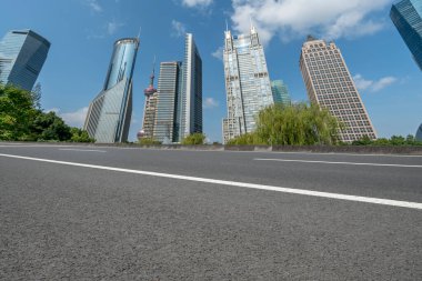 Shangha 'daki Modern Şehir Binalarının Otoyol ve Skyline' ı