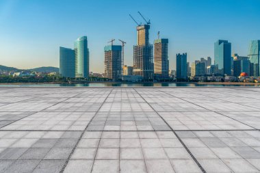 Boş mermer zemin ve Qingdao 'nun şehir binasının ufuk çizgisi.