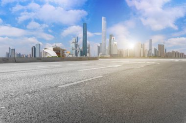 Yol kaldırımı ve Guangzhou şehir binaları ufuk çizgisi