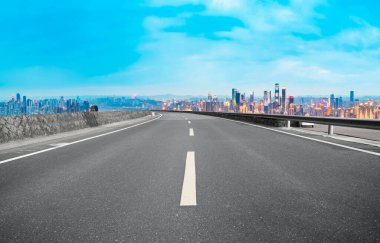 Şehrin gökdelenleri ve asfalt kaldırımları