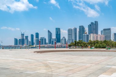 Qingdao Şehir Meydanı 'nın mimari manzarasının ufuk çizgisi.