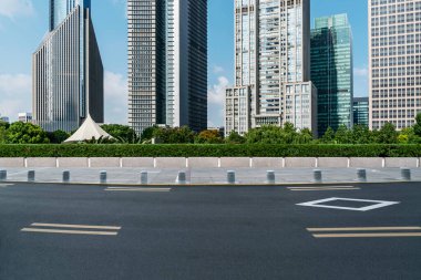 Shangha 'daki Modern Şehir Binalarının Otoyol ve Skyline' ı
