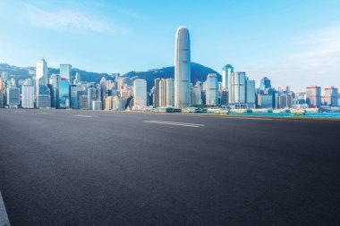 Hong Kon 'da modern şehir mimarisinin yol ve ufuk çizgisi