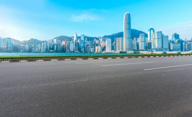 Hong Kon 'da modern şehir mimarisinin yol ve ufuk çizgisi