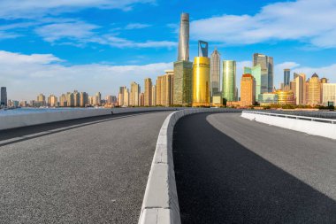 Çin 'deki modern ticari binalar boyunca boş asfalt yol 