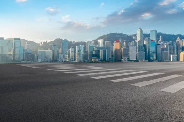 Hong Kon 'da modern şehir mimarisinin yol ve ufuk çizgisi