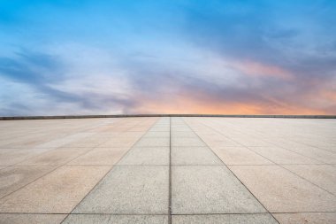 Boş karolar ve güzel gökyüzü manzarası