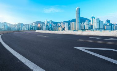 Hong Kon 'da modern şehir mimarisinin yol ve ufuk çizgisi