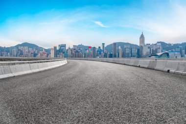 Şehrin panoramik manzarası, boş yolu