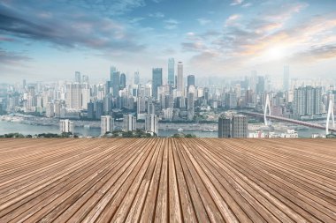 Boş kare döşemeleri olan kentsel gökdelenler