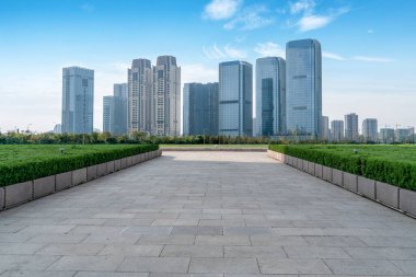 Boş Plaza fayansları ve modern şehir binasının ufuk çizgisi