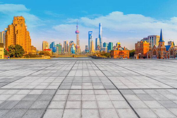 Голубое небо, пустой мраморный пол и горизонт шанхайских городских архи
