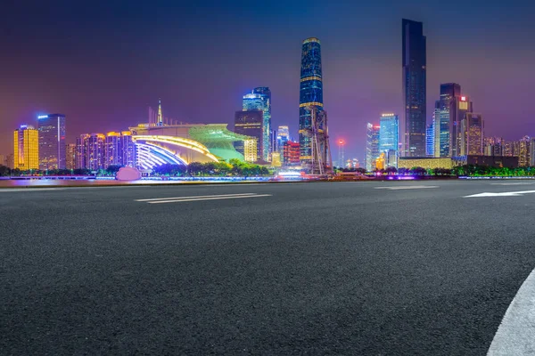 Yol kaldırımı ve Guangzhou şehir binaları ufuk çizgisi