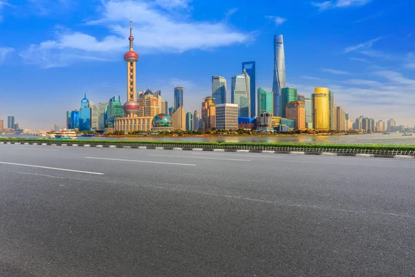 Route Asphaltée Vide Long Des Bâtiments Commerciaux Modernes Dans Chine — Photo