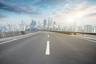 Yol kaldırımı ve Chongqing kentsel mimarisi ufuk çizgisi